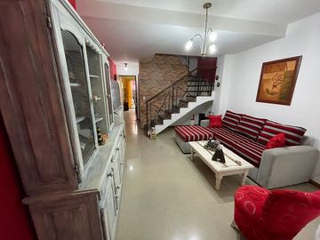 VENTA TRIPLEX 4 AMB COCHERA EN RAMOS. OPORTUNIDAD