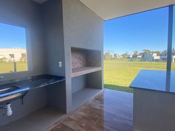 VENTA CASA 5AMB PARRILLA PILAR  DEL ESTE FINANCIA