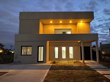 VENTA CASA 5AMB PARRILLA PILAR  DEL ESTE FINANCIA