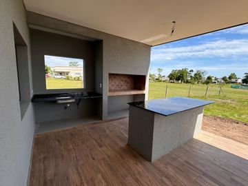 VENTA CASA 5AMB PARRILLA PILAR  DEL ESTE FINANCIA