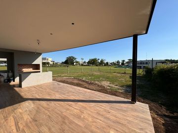 VENTA CASA 5AMB PARRILLA PILAR  DEL ESTE FINANCIA