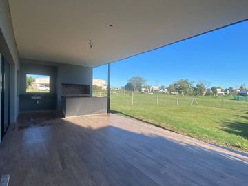 VENTA CASA 5AMB PARRILLA PILAR  DEL ESTE FINANCIA