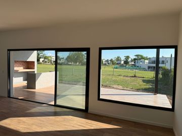 VENTA CASA 5AMB PARRILLA PILAR  DEL ESTE FINANCIA