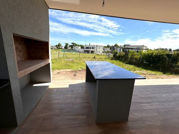 VENTA CASA 5AMB PARRILLA PILAR  DEL ESTE FINANCIA
