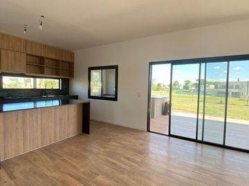 VENTA CASA 5AMB PARRILLA PILAR  DEL ESTE FINANCIA