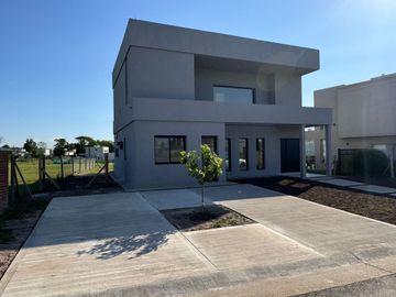 VENTA CASA 5AMB PARRILLA PILAR  DEL ESTE FINANCIA