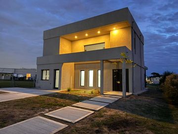VENTA CASA 5AMB PARRILLA PILAR  DEL ESTE FINANCIA