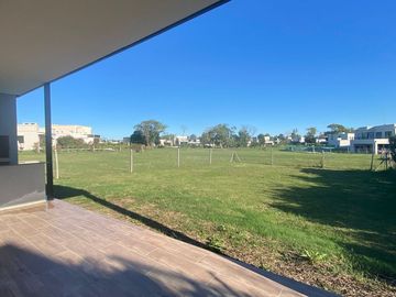 VENTA CASA 5AMB PARRILLA PILAR  DEL ESTE FINANCIA