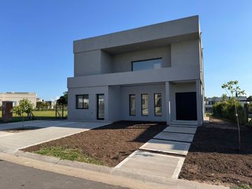 VENTA CASA 5AMB PARRILLA PILAR  DEL ESTE FINANCIA