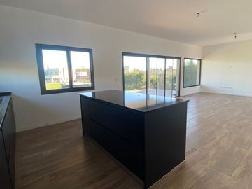 VENTA CASA 5AMB PARRILLA PILAR  DEL ESTE FINANCIA
