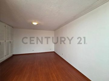Departamento con jardín y patio en Venta Sector Batan Alto