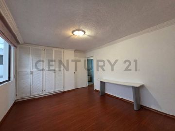 Departamento con jardín y patio en Venta Sector Batan Alto