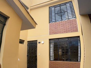 Casa de 3 pisos en venta - Cono Norte