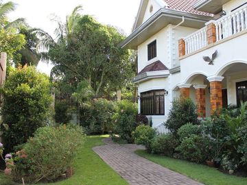 Fully Furnished 6 Bedroom Home in Amadeo near Tagaytay