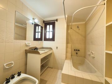 CASA EN VENTA - 5 DORMITORIOS - ZONA LAGO
