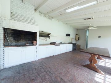CASA EN VENTA - 5 DORMITORIOS - ZONA LAGO