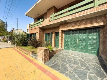 CASA EN VENTA - 5 DORMITORIOS - ZONA LAGO