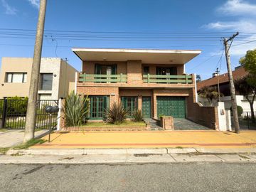 CASA EN VENTA - 5 DORMITORIOS - ZONA LAGO