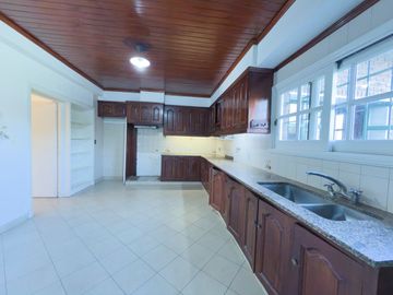 CASA EN VENTA - 5 DORMITORIOS - ZONA LAGO