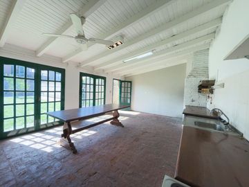 CASA EN VENTA - 5 DORMITORIOS - ZONA LAGO