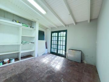 CASA EN VENTA - 5 DORMITORIOS - ZONA LAGO