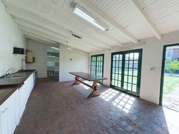 CASA EN VENTA - 5 DORMITORIOS - ZONA LAGO