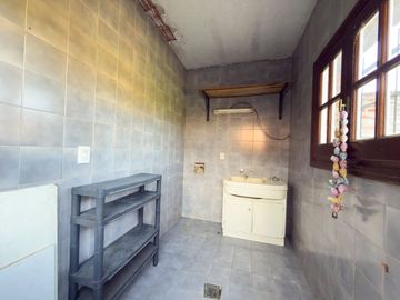 CASA EN VENTA - 5 DORMITORIOS - ZONA LAGO