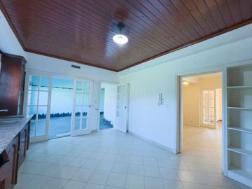 CASA EN VENTA - 5 DORMITORIOS - ZONA LAGO