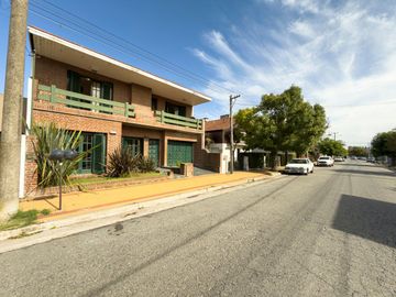 CASA EN VENTA - 5 DORMITORIOS - ZONA LAGO