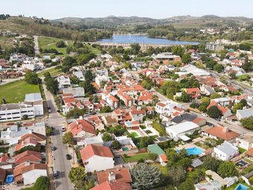 CASA EN VENTA - 5 DORMITORIOS - ZONA LAGO