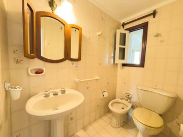 CASA EN VENTA - 5 DORMITORIOS - ZONA LAGO