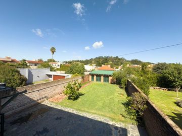CASA EN VENTA - 5 DORMITORIOS - ZONA LAGO