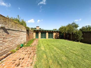 CASA EN VENTA - 5 DORMITORIOS - ZONA LAGO
