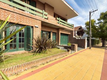 CASA EN VENTA - 5 DORMITORIOS - ZONA LAGO