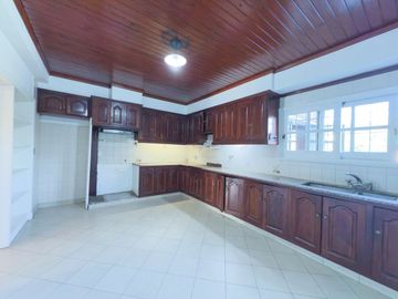 CASA EN VENTA - 5 DORMITORIOS - ZONA LAGO