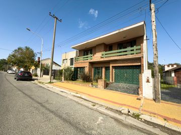 CASA EN VENTA - 5 DORMITORIOS - ZONA LAGO