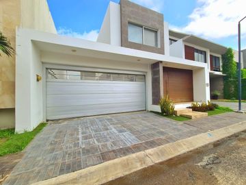 Casa en Venta en Lomas del Sol | Amplio Jardín