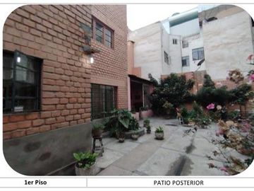 SE VENDE CASA DE 2 PLANTAS MAS AZOTEA EN MIRAFLORES