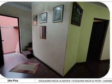 SE VENDE CASA DE 2 PLANTAS MAS AZOTEA EN MIRAFLORES