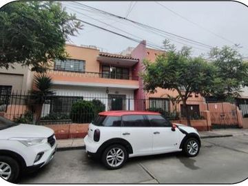 SE VENDE CASA DE 2 PLANTAS MAS AZOTEA EN MIRAFLORES