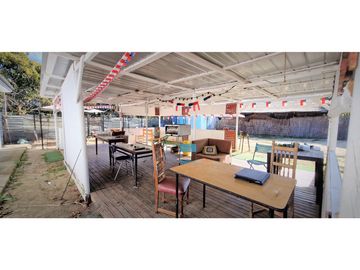 Sitio con instalaciones y patente para Restaurant, en La Cruz.