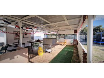 Sitio con instalaciones y patente para Restaurant, en La Cruz.