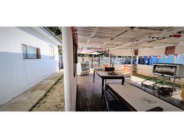Sitio con instalaciones y patente para Restaurant, en La Cruz.