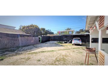 Sitio con instalaciones y patente para Restaurant, en La Cruz.