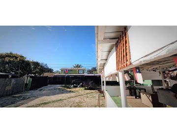 Sitio con instalaciones y patente para Restaurant, en La Cruz.