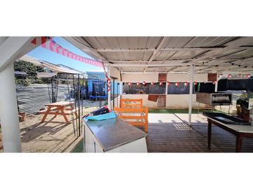 Sitio con instalaciones y patente para Restaurant, en La Cruz.