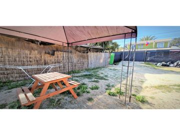 Sitio con instalaciones y patente para Restaurant, en La Cruz.