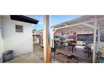 Sitio con instalaciones y patente para Restaurant, en La Cruz.