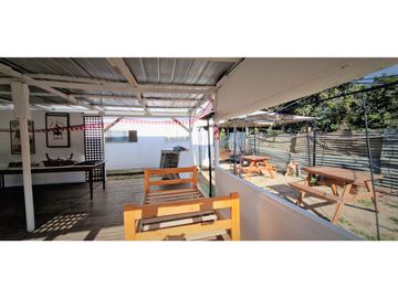 Sitio con instalaciones y patente para Restaurant, en La Cruz.
