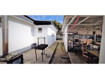 Sitio con instalaciones y patente para Restaurant, en La Cruz.